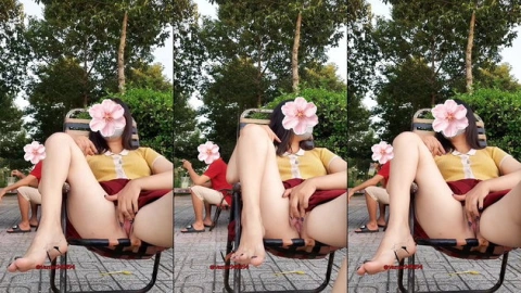 Ngồi uống nước vỉa hè em chơi bạo không mặc quần lót kéo váy móc bướm cạnh người lạ